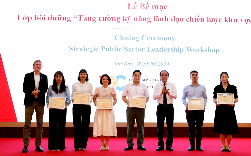 Phó Bí thư Thường trực Tỉnh ủy Tạ Văn Long và ông Quentin Derrich - Giám đốc Trung tâm Việt Úc trao chứng nhận hoàn thành lớp bồi dưỡng 