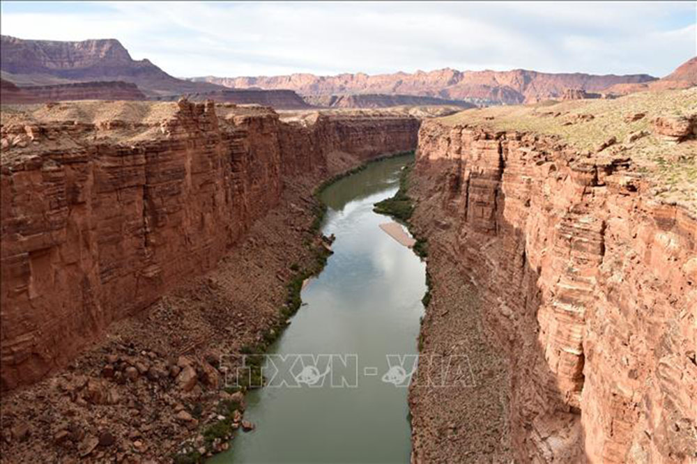 Sông Colorado nhìn từ cầu Navajo ở Marble Canyon, Arizona, Mỹ. Ảnh (tư liệu)