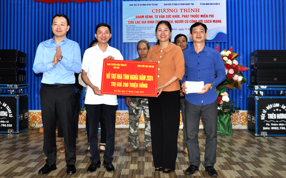 Ban Tuyên giáo Tỉnh ủy phối hợp các đơn vị tài trợ trao tặng kinh phí xây dựng Nhà tình nghĩa cho các hộ gia đình khó khăn tại xã Bảo Ái, huyện Yên Bình.