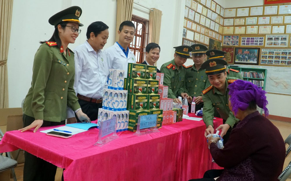 Lãnh đạo Sở Y tế, Bệnh viện Phổi tỉnh và Phòng An ninh Chính trị nội bộ, Công an tỉnh hỏi thăm sức khỏe, phát thuốc miễn phí cho người dân xã Đồng Khê, huyện Văn Chấn.
