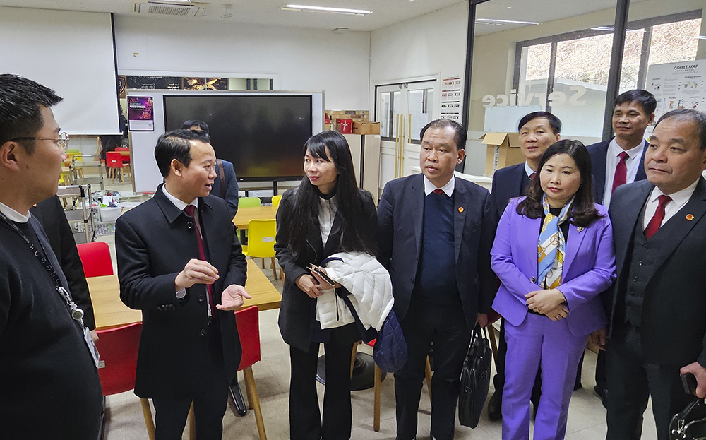 Bí thư Tỉnh ủy Đỗ Đức Duy cùng các đồng chí lãnh đạo tỉnh và đoàn công tác đã đến tham quan cơ sở vật chất của Trường Đại học Songgok là Trường Đại học Tư thục hàng đầu tại Gangwon, Hàn Quốc 