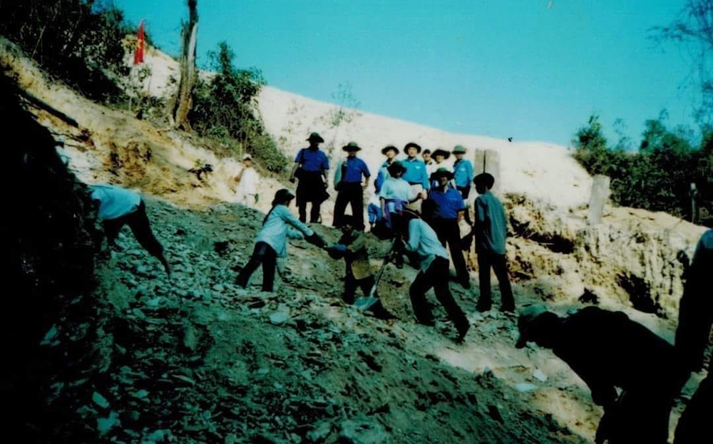 Thanh niên phá đá, mở đường trên công trường thanh niên tình nguyện  Tà Xi Láng năm 2004. (Ảnh tư liệu)