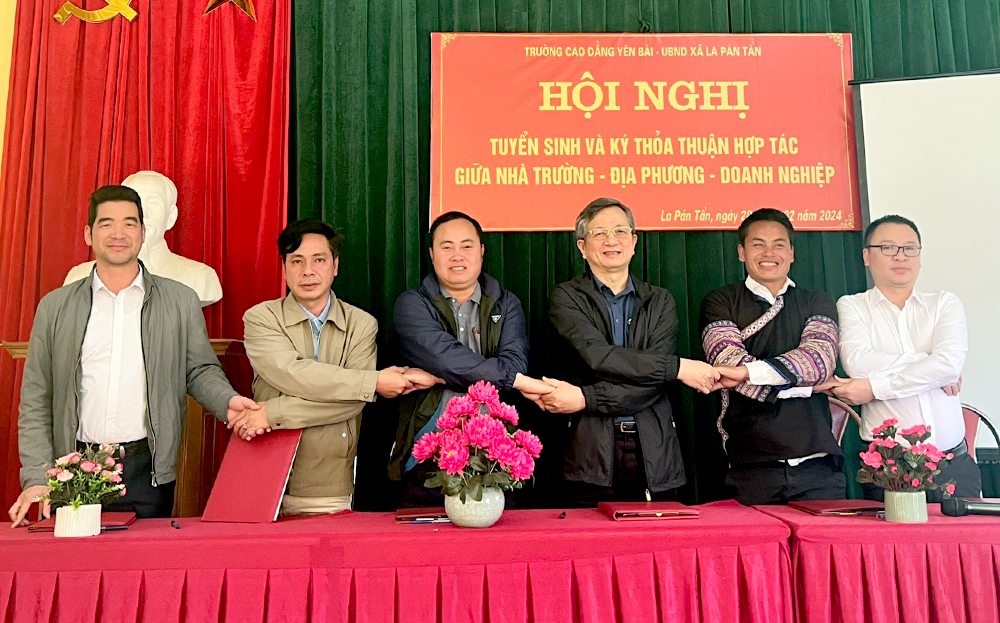 Ký Thỏa thuận hợp tác giữa Nhà trường - Địa phương - Doanh nghiệp và Phụ huynh tại xã La Pán Tẩn, huyện Mù Cang Chải.