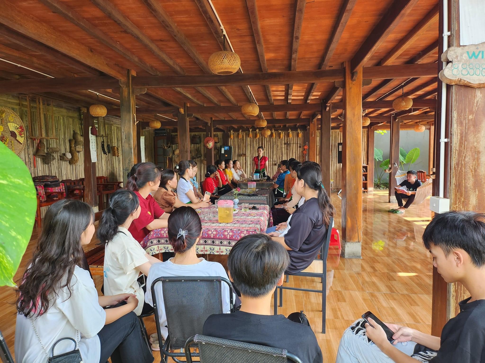 Lớp đào tạo, bồi dưỡng du lịch cộng đồng của Trường Cao đẳng Yên Bái được tổ chức tại thị xã Nghĩa Lộ.
