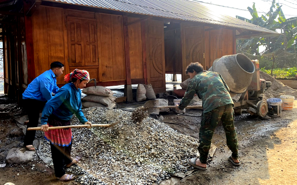 Residents of Ta Xi Lang Commune, Tram Tau District, strive to build houses that meet the 