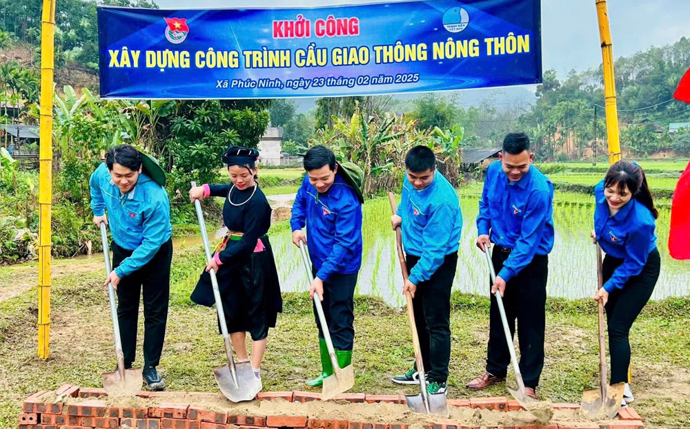 Huyện đoàn Yên Bình khởi công công trình cầu giao thông nông thôn ở thôn 2 Làng Na, xã Phúc Ninh.