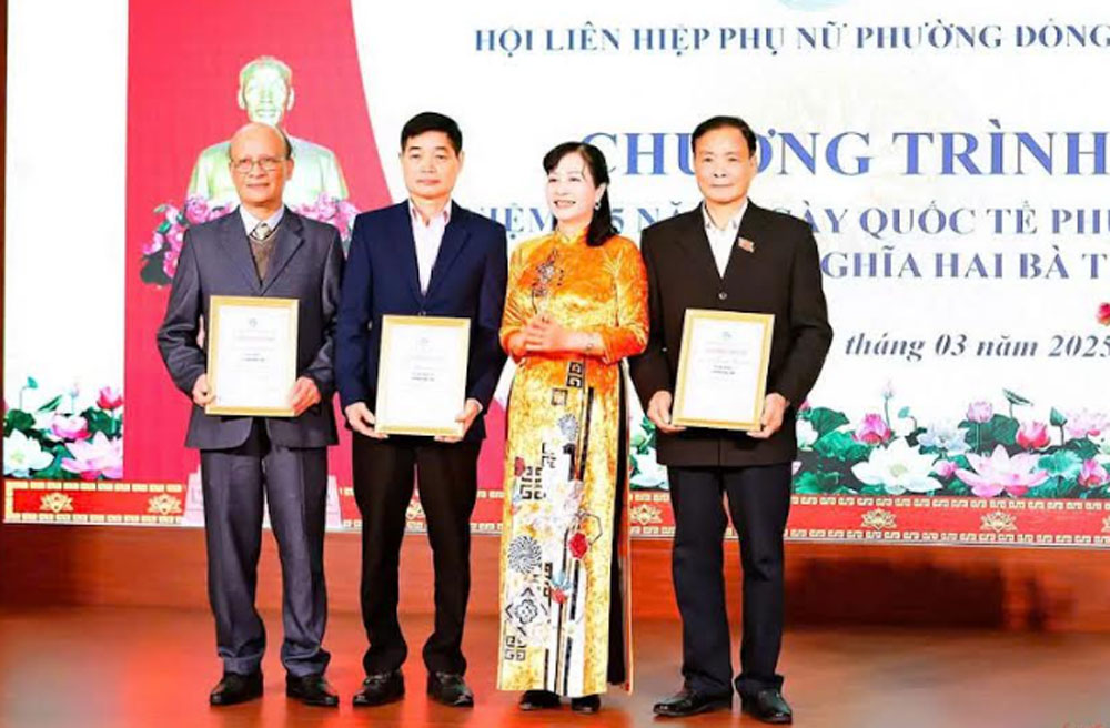 Hội LHPN phường Đồng Tâm, thành phố Yên Bái tổ chức kết nạp các hội viên danh dự là nam giới (tháng 3/2025).