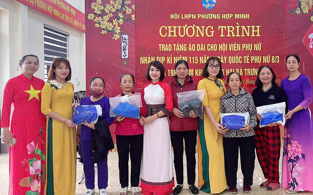 Hội Liên hiệp Phụ nữ phường Hợp Minh, thành phố Yên Bái trao tặng áo dài cho hội viên phụ nữ.