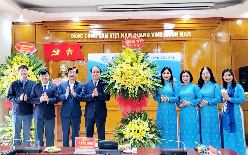 Đồng chí Tạ Văn Long - Phó Bí thư Thường trực Tỉnh ủy, Chủ tịch HĐND tặng hoa chúc mừng Hội LHPN tỉnh.