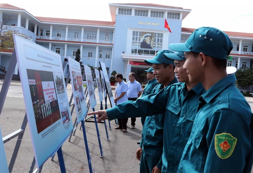 Lực lượng dân quân tự vệ tham quan Triển lãm.