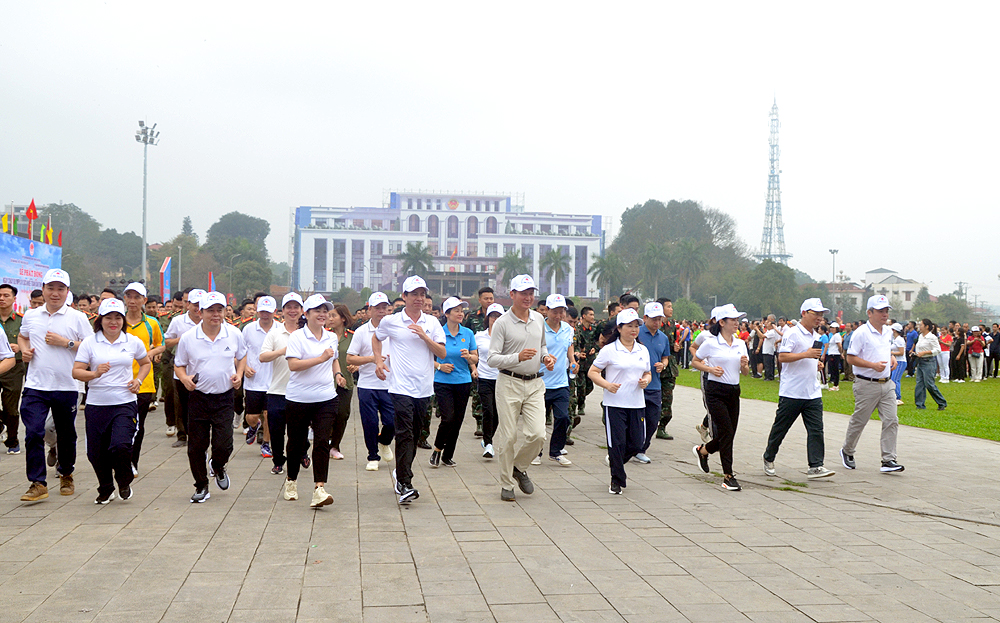 Các đồng chí lãnh đạo tỉnh và các lực lượng tham gia chạy hưởng ứng tại Lễ phát động Ngày chạy Olympic vì sức khỏe toàn dân năm 2024.