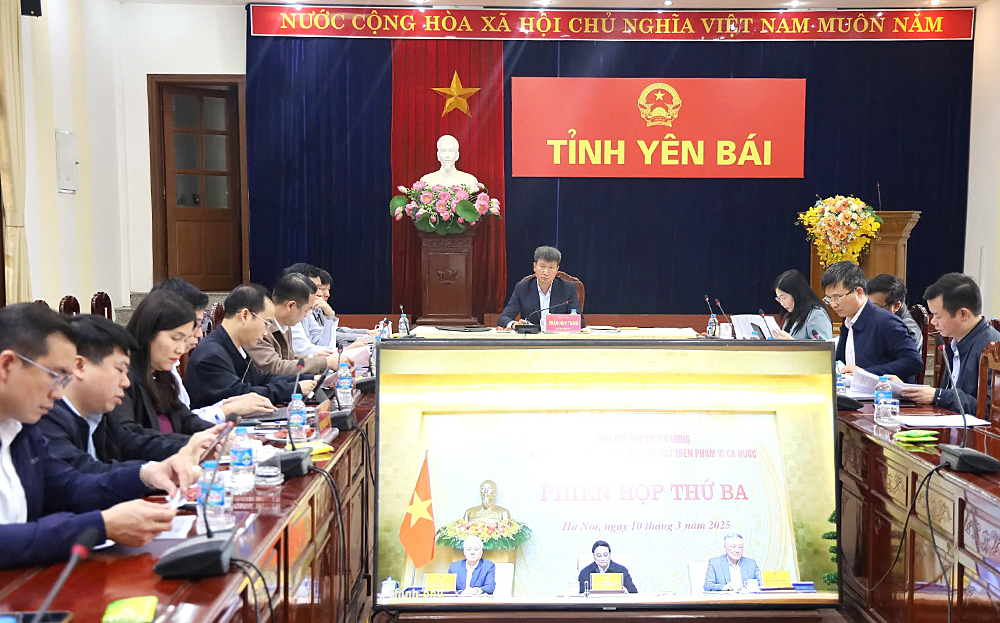 Đồng chí Trần Huy Tuấn - Bí thư Tỉnh ủy, Trưởng Ban Chỉ đạo xoá nhà tạm, nhà dột nát tỉnh Yên Bái năm 2025 và các đại biểu dự Hội nghị tại điểm cầu Yên Bái.