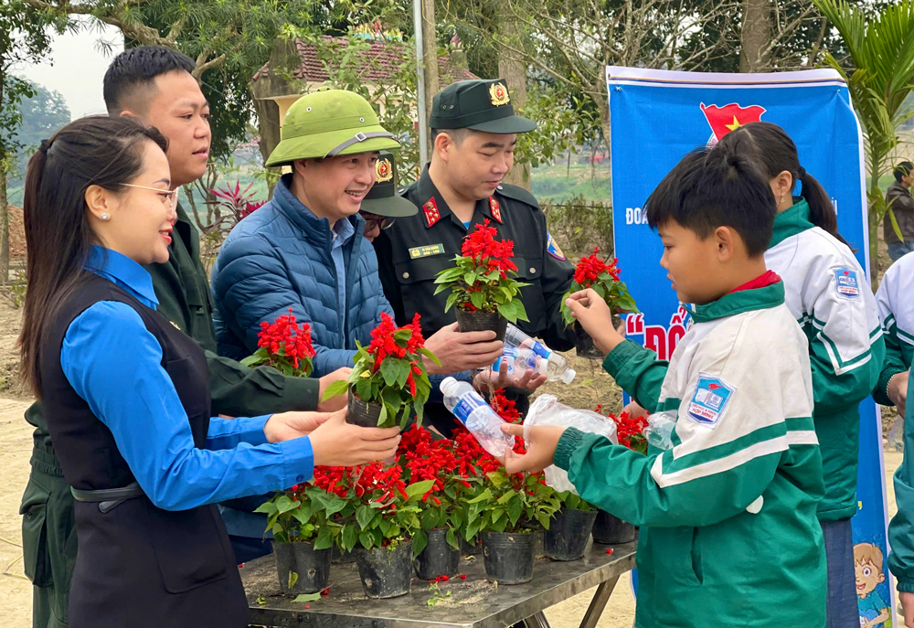 Đoàn viên thanh niên thành phố Yên Bái tham gia hoạt động 