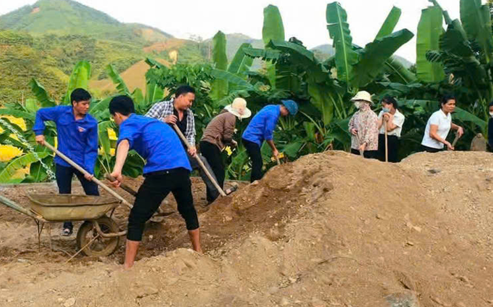 Đoàn viên thanh niên xã Lâm Giang tham gia tu sửa đường giao thông nông thôn.