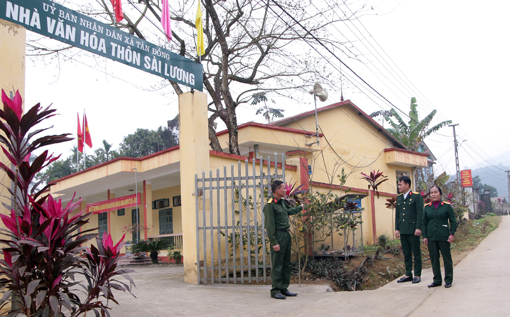 Hội viên CCB thôn Sài Lương trao đổi công việc xây dựng tuyến đường tự quản khu vực nhà văn hóa thôn.