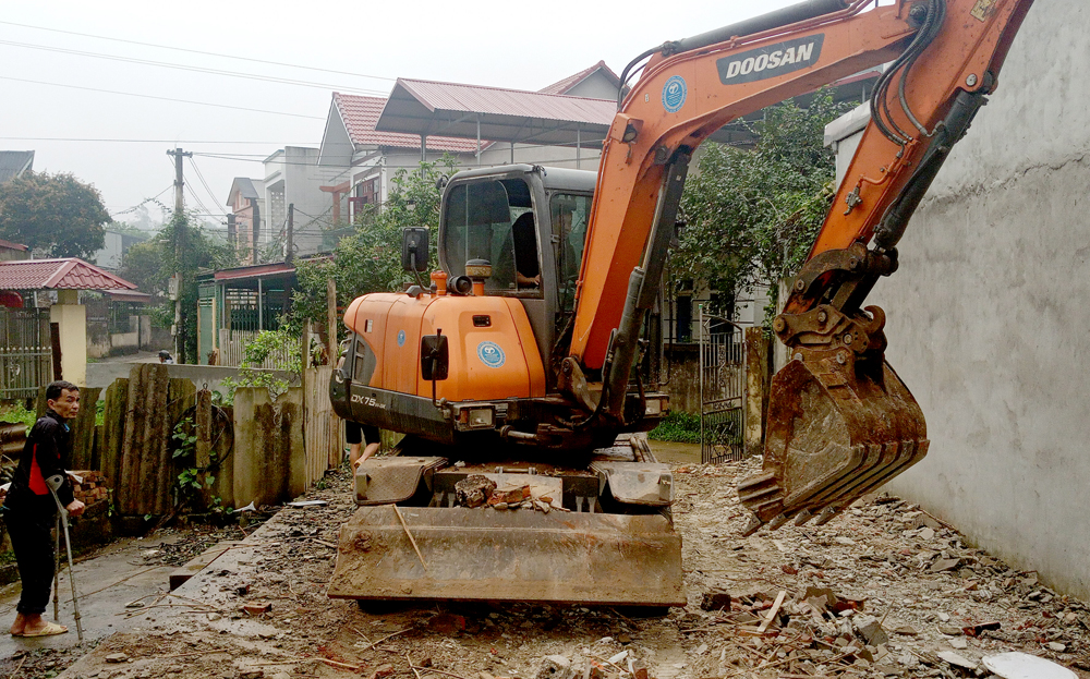 Gia đình ông Phạm Quốc Tuấn ở tổ dân phố số 1, phường Yên Thịnh động thổ xây nhà mới.