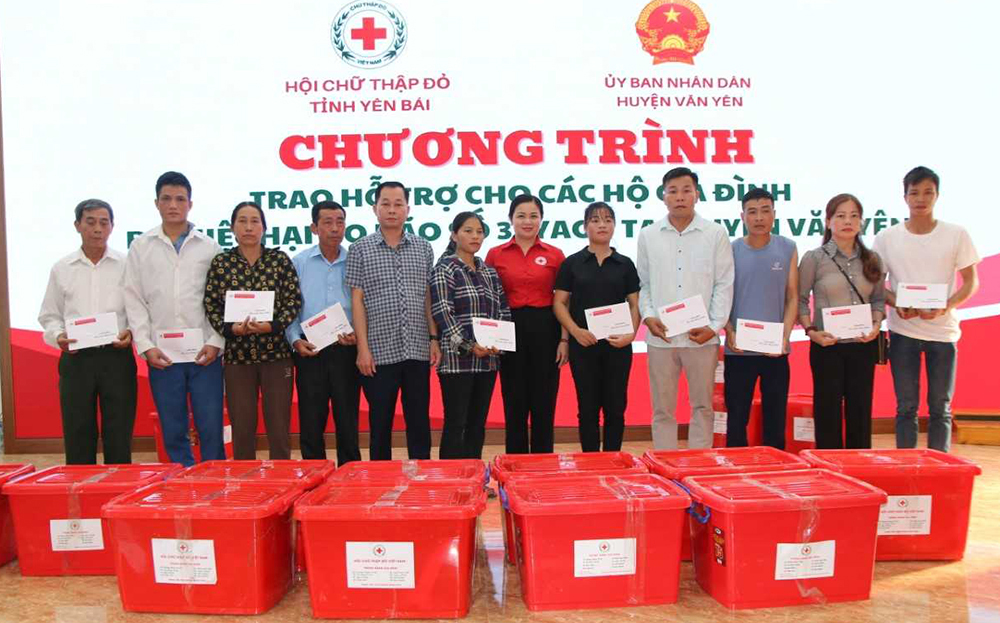 Lãnh đạo Hội Chữ thập đỏ tỉnh trao hỗ trợ cho các gia đình có người tử vong do cơn bão số 3 tại huyện Văn Yên.