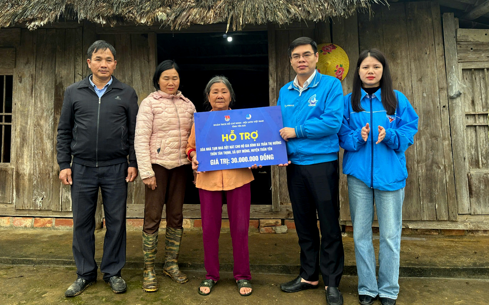 Lãnh đạo Tỉnh đoàn Yên Bái trao hỗ trợ 30 triệu đồng cho bà Trần Thị Hường ở thôn Tân Thịnh, xã Quy Mông, huyện Trấn Yên.