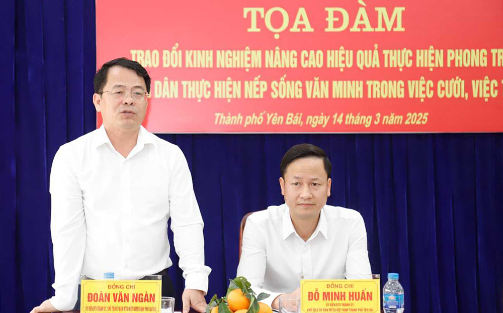 Đại diện MTTQ thành phố Lào Cai phát biểu tại buổi tọa đàm.