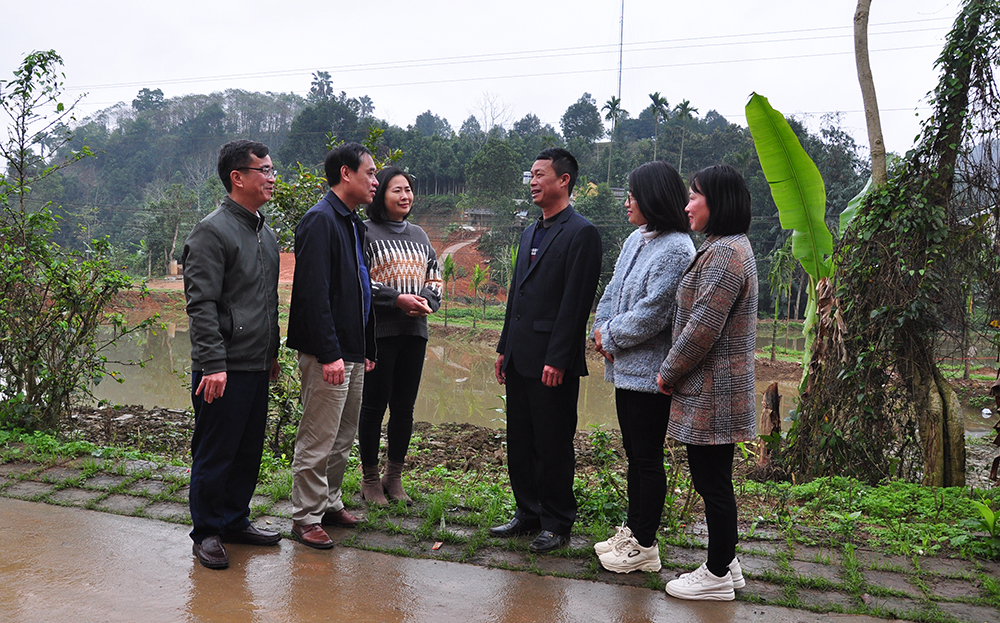 Đồng chí Ngô Văn Tình -  Phó Bí thư Chi bộ, Trưởng thôn Trấn Ninh (thứ ba từ phải sang) trao đổi với các đồng chí lãnh đạo xã về việc củng cố mô hình “Dân vận khéo” ở cơ sở.