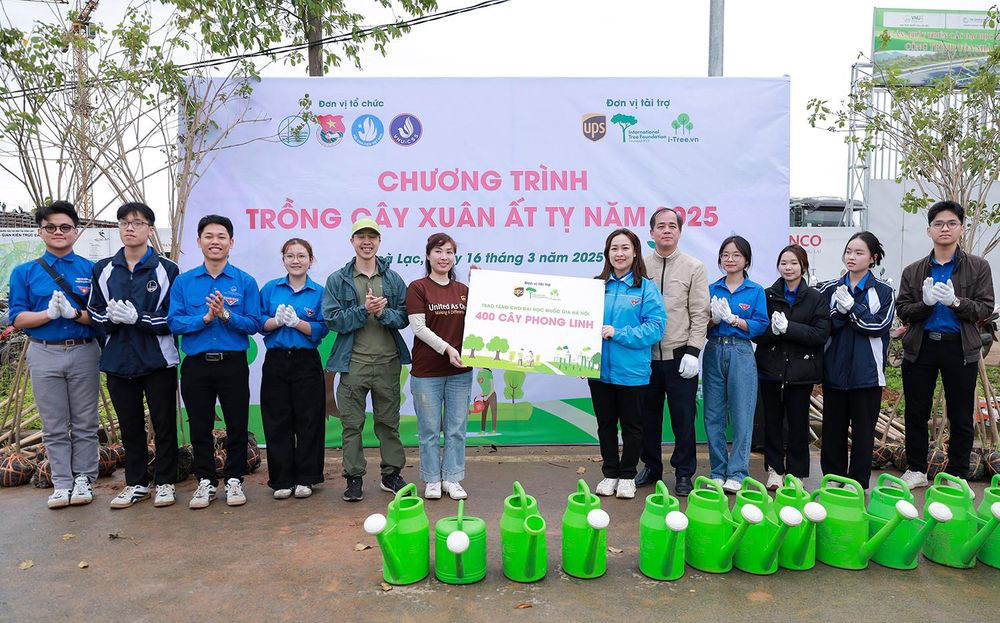 Hơn 200 sinh viên tham gia trồng cây phong linh vàng hưởng ứng phong trào ‘Vì một Việt Nam xanh’.