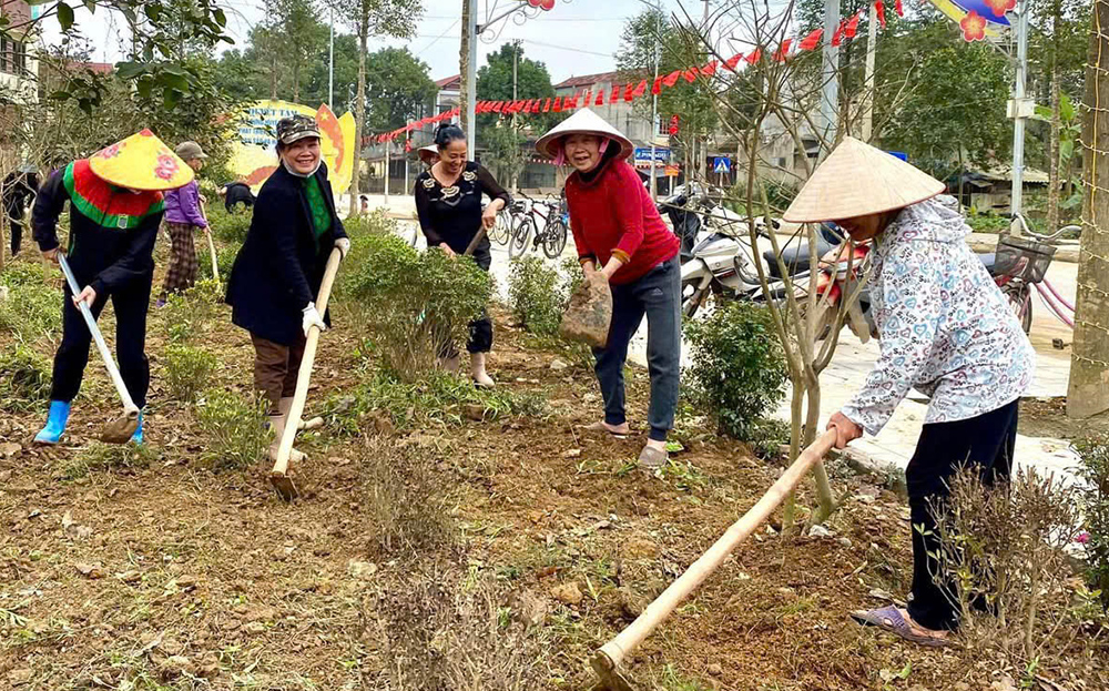 Hội viên phụ nữ Trấn Yên tích cực tham gia thực hiện tiêu chí về môi trường.