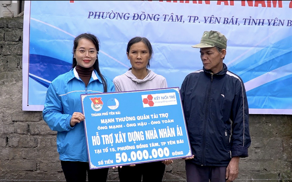 Thành đoàn Yên Bái hỗ trợ kinh phí làm nhà cho gia đình ông Phạm Văn Thảo ở tổ dân phố 15, phường Đồng Tâm.