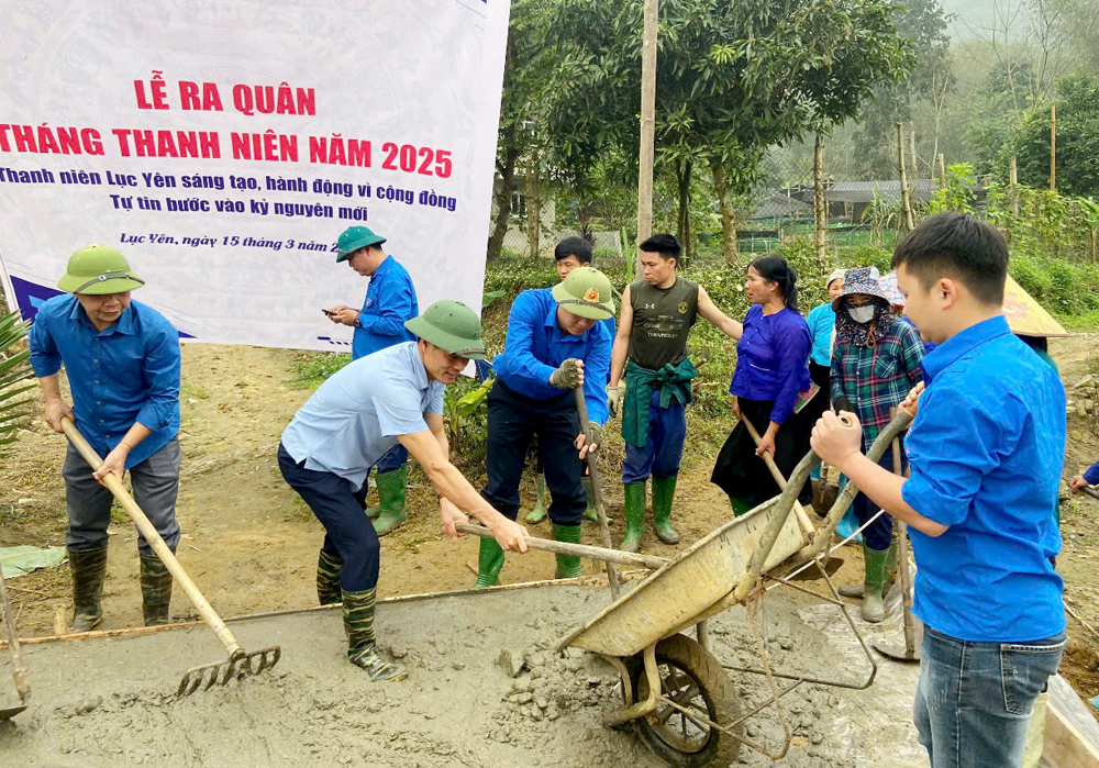 Tuổi trẻ xã Lâm Thượng giúp dân làm đường giao thông nông thôn.