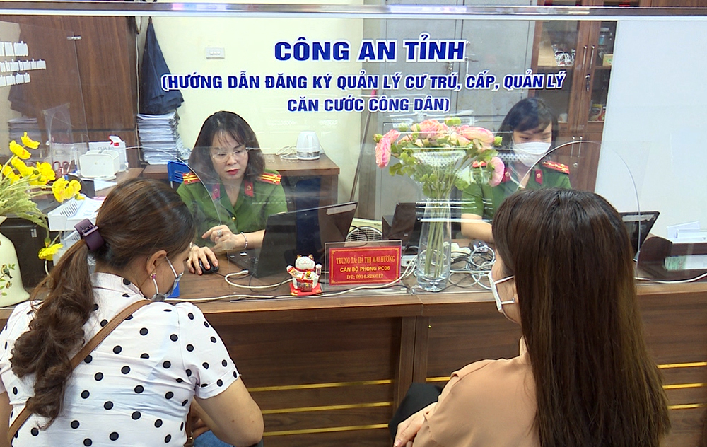 Người dân làm thủ tục hành chính tại Trung tâm Phục vụ hành chính công tỉnh.