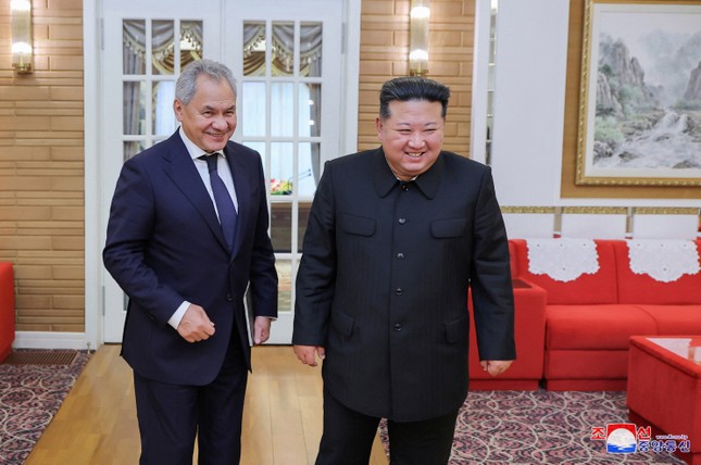 Chủ tịch Triều Tiên Kim Jong Un và Thư ký Hội đồng An ninh Nga Sergey Shoigu.