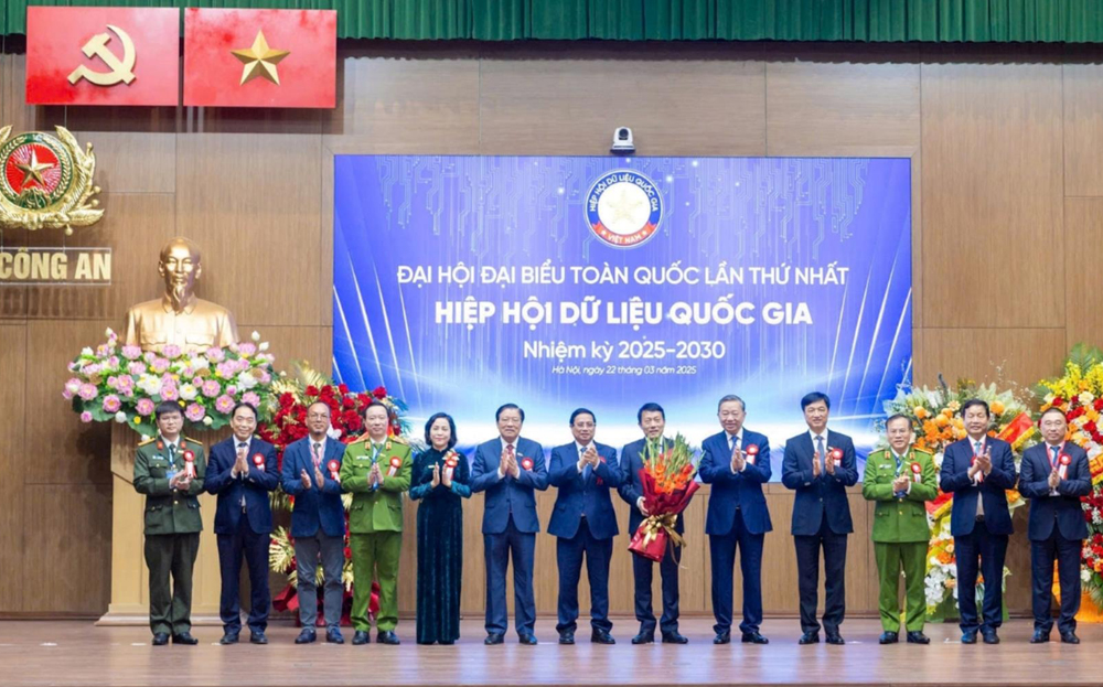 Lãnh đạo Đảng, Nhà nước tặng hoa chúc mừng Hiệp hội Dữ liệu quốc gia.