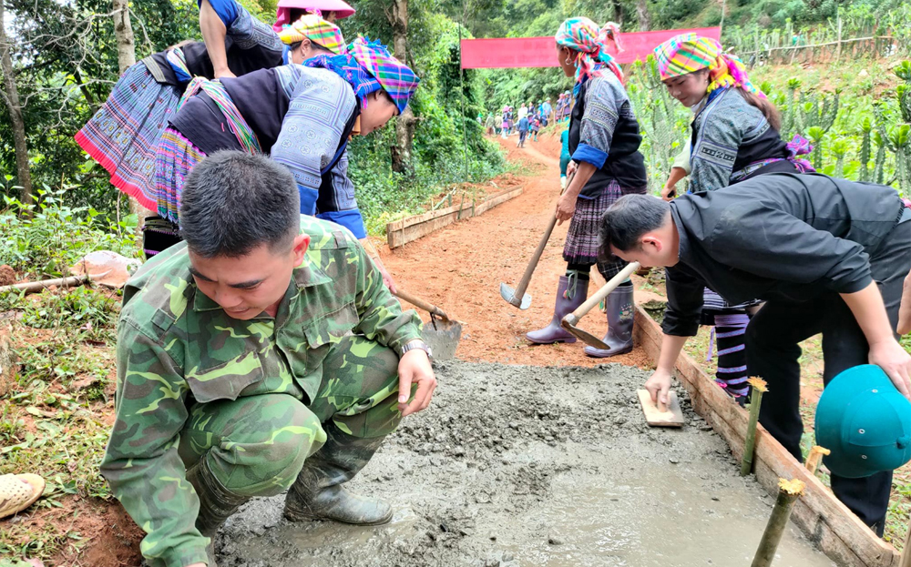 Nhân dân bản Dào Xa, xã Lao Chải bê tông hóa đường giao thông nông thôn