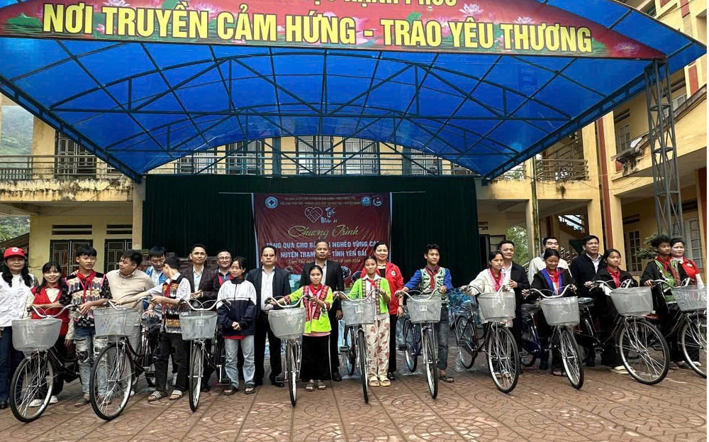 Các nhà hảo tâm trao tặng xe đạp cho học sinh nghèo tại xã Trạm Tấu, huyện Trạm Tấu.