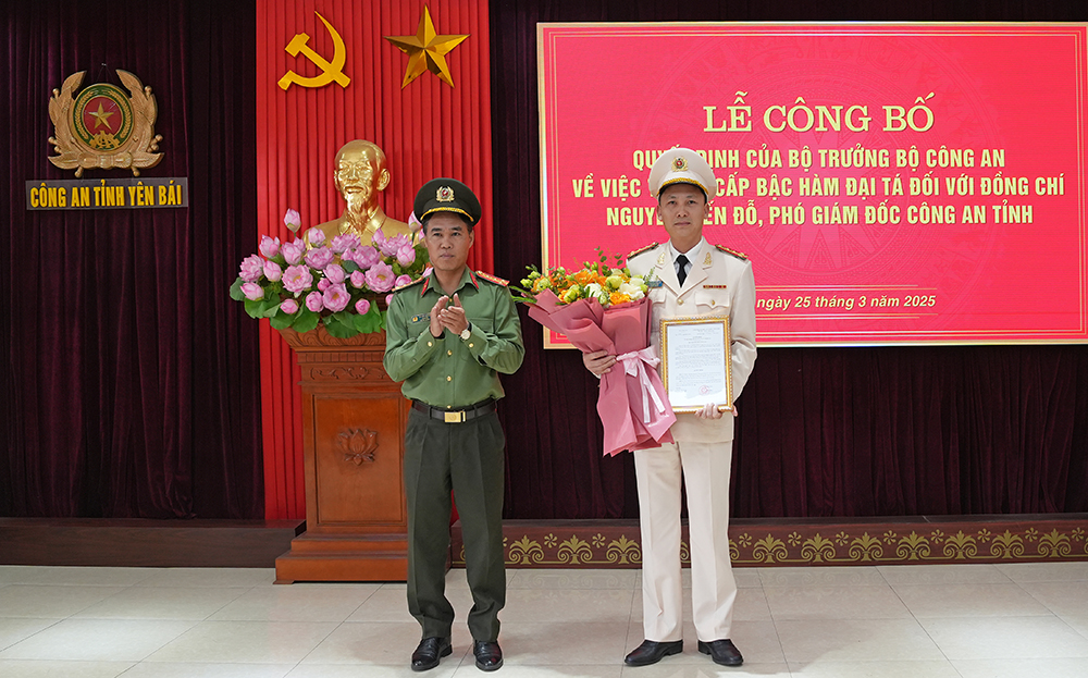 Đồng chí Đại tá Lê Việt Thắng, Ủy viên Ban Thường vụ Tỉnh ủy, Bí thư Đảng ủy, Giám đốc Công an tỉnh trao quyết định và tặng hoa chúc mừng đồng chí Đại tá Nguyễn Tiến Đỗ - Phó Giám đốc Công an tỉnh. 
