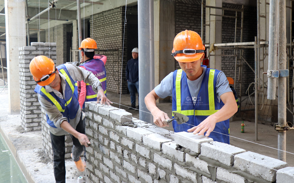 Workers are accelerating the completion of the perimeter wall of the Provincial Conference Center.