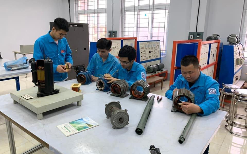 Young people in Yen Bai have life-changing opportunities thanks to the province’s outstanding labor export policy for the 2024–2030 period. (A practical training session for students of the Faculty of General Engineering at Yen Bai Vocational College.)
