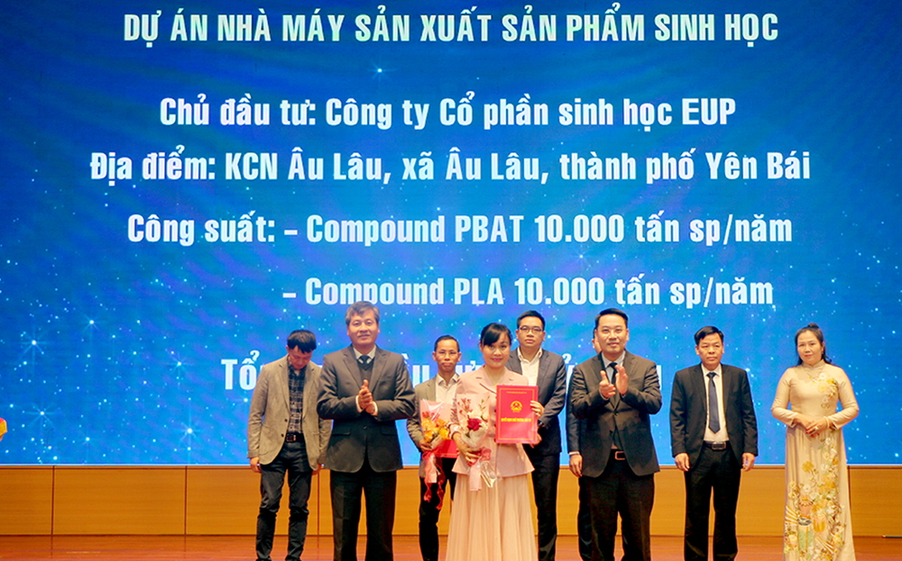 Nhờ tích cực cải thiện môi trường đầu tư, Yên Bái đang là một trong những điểm đến hấp dẫn nhất và tin cậy của các nhà đầu tư. (Trong ảnh: Lãnh đạo UBND tỉnh Yên Bái trao quyết định chấp thuận chủ trương cho Công ty cổ phần sinh học EUP)