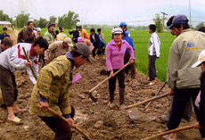 Nhân dân xã Thạch Lương tham gia làm đường giao thông nông thôn.

