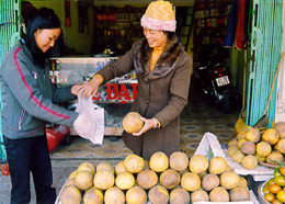 Khách mua bưởi Khả Lĩnh ở chợ km4, thành phố Yên Bái. (Ảnh: H.N)