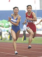 VĐV điền kinh Vũ Thị Hương (trái), niềm hy vọng của thể thao Việt Nam trong năm 2008. Ảnh HNMĐT