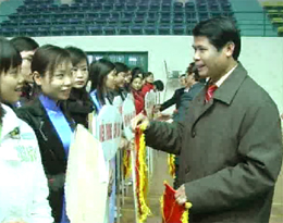 Đồng chí Hoàng Xuân Lộc - Bí thư Tỉnh ủy, Chủ tịch HĐND tỉnh Yên Bái tặng cờ lưu niệm cho các đoàn tham dự.