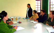 Phụ nữ phường Yên Thịnh, TP Yên Bái họp giao ban hàng tháng với công an phường. (Ảnh: Minh Thúy)