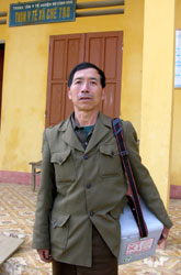 Thầy thuốc Sùng A Hù trước giờ xuống thăm khám bệnh ở bản xa nhất xã Chế Tạo - Bản Háng Tày.

