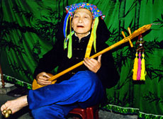 Ông Hoàng Nừng đang biểu diễn lại tiết mục hát then mới đoạt Huy chương vàng Liên hoan hát then các dân tộc khu vực miền núi phía Bắc tại Lạng Sơn năm 2007.