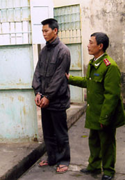 Vũ Thế Anh đang bị đưa vào nhà tạm giữ Công an huyện Yên Bình.

