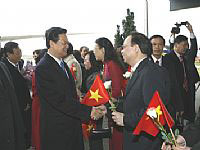 Cán bộ, nhân viên sứ quán Việt Nam và lưu học sinh tại Vương quốc Anh đón Thủ tướng Nguyễn Tấn Dũng tại sân bay.
