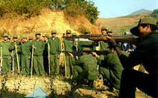 Một buổi tập ngắm bắn của dân quân xã Chế Tạo,
huyện Mù Cang Chải. (Ảnh: Thanh Hương)
