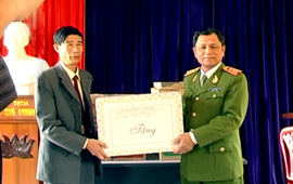 Thứ trưởng Bộ Công an trao tặng Trung tâm cai nghiện và lao động tỉnh Yên Bái một dàn máy vi tính.