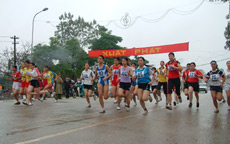 Các vận động viên nữ chính xuất phát tại Giải việt dã truyền thống Báo Yên Bái lần thứ V - 2007. (Ảnh: Quang Tuấn)