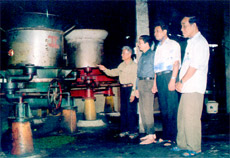 Bác Lê Đức Hải (ngoài cùng bên trái) giới thiệu dây chuyền sản xuất chè của mình với các cán bộ Hội Người cao tuổi tỉnh và huyện Trấn Yên.


